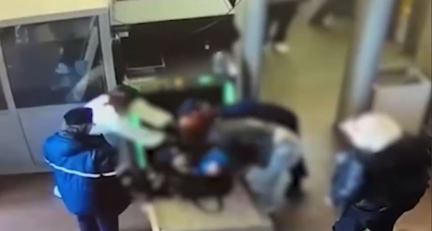 ЧП в Петербурге: маленький мальчик застрял в досмотровой ленте на вокзале