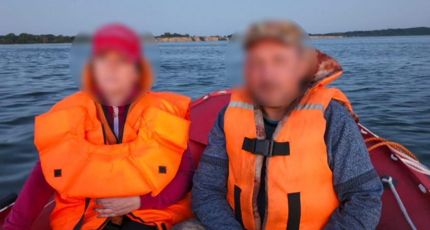 Семейная идиллия заплыла не туда: в Калининградском заливе спасли двоих на заглохшей лодке 