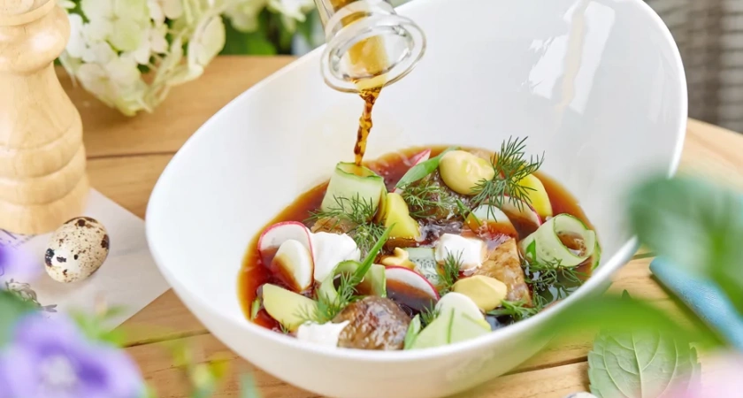 Как приготовить вкуснейшую окрошку с копченой рыбой: подробный рецепт и советы шеф-повара
