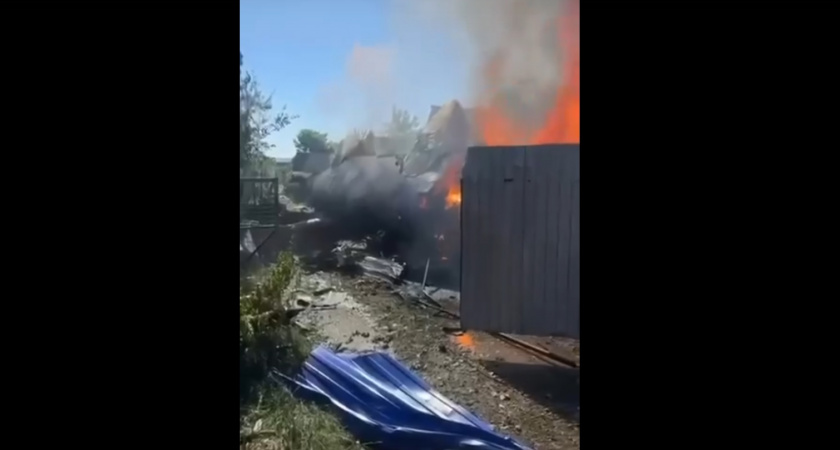 Самолет рухнул на дом в Казани: огонь, обломки — видео с места событий