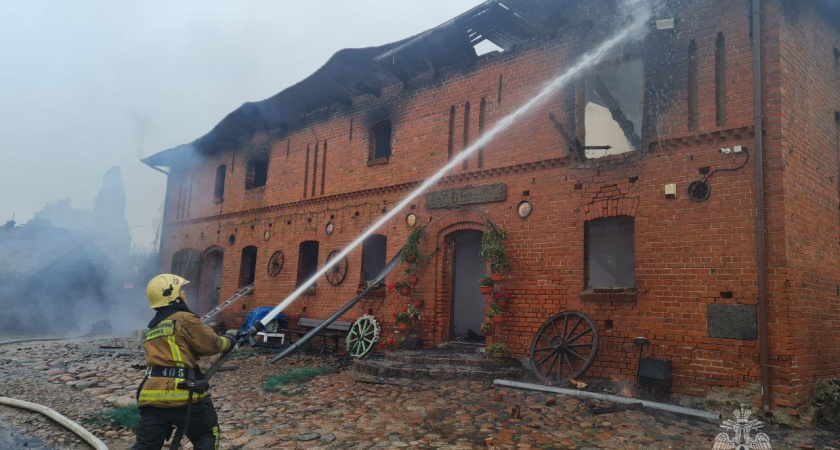 Замок Шаакен в Калининградской области спасли от взрыва: пожар локализован, баллоны вынесли