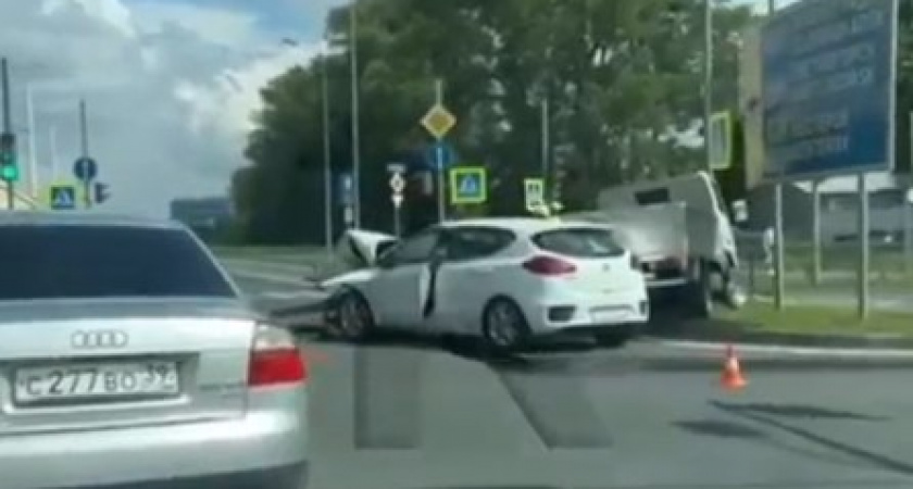 На Московском проспекте в Калининграде — страшная авария: мужчина вылетел из грузовика через лобовое стекло