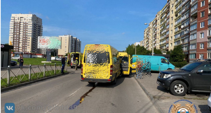 Всё могло закончиться смертью: в Калининграде лоб в лоб столкнулись две маршрутки — пострадало 7 человек