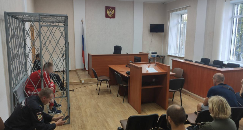 Пластиковая труба и удары кулаками: 17-летнего жителя Гурьевска обвиняют в причинении смертельных травм