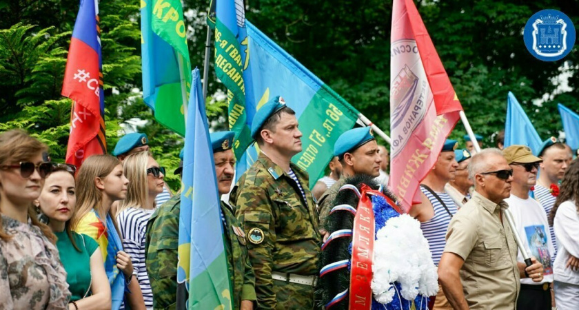 Память и гордость: как в Калининграде вспомнили погибших героев и отметили юбилей десантников