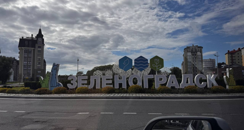 Скандал на побережье: в Зеленоградске отдыхающие с стали свидетелями откровенного видео прямо с рекламного экрана