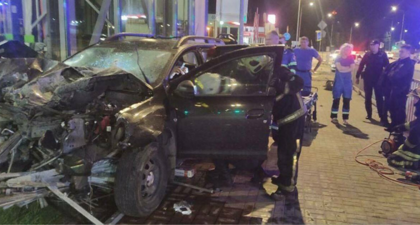 Ночная авария в Калининграде: легковушка пробила ограждение и вылетела на тротуар