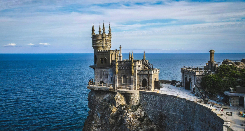 Мужчине, сбросившему кошку с замка в Крыму, грозит до трех лет лишения свободы