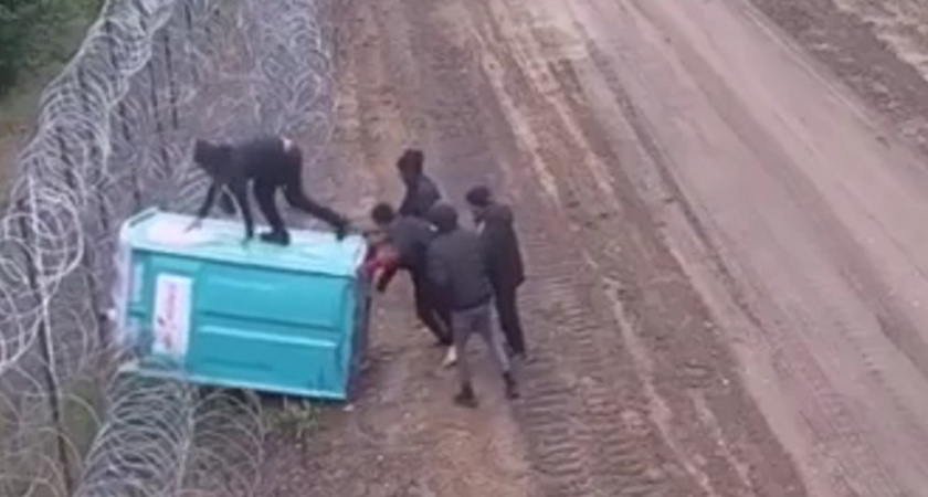 Через границу на биотуалете: в Польше задержали пятерых нарушителей