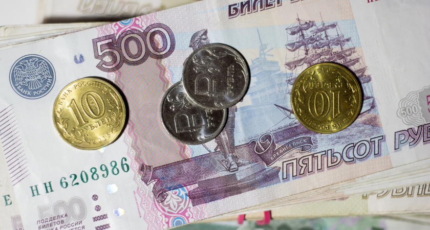 Россияне массово снимают наличные — что стоит за рекордным оттоком денег из банков