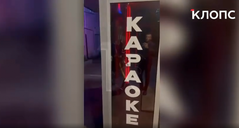 В Калининграде неизвестный разбил витрину в клубе, где ранее бабушка устроила драку из-за туалета — это случайность или месть