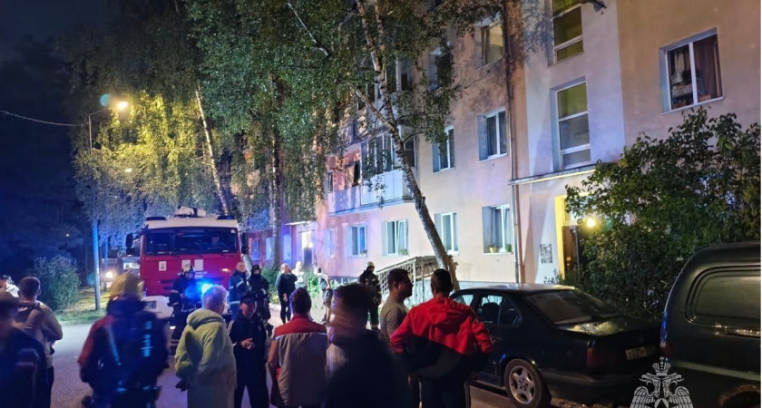 Огонь подбирался к людям: в Гурьевском округе спасли 50 человек из горящего здания