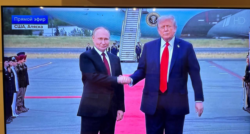 Теплое приветствие и тень конфликта с Зеленским: Путин и Трамп уже час за закрытыми дверями — что происходит на саммите на Аляске
