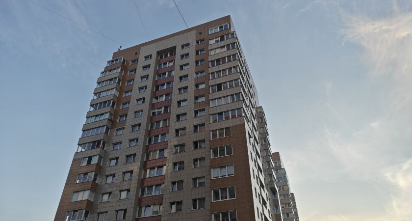 «Откроешь дверь — хоть противогаз надевай»: жильцы калининградской многоэтажки выгнали разводчицу животных