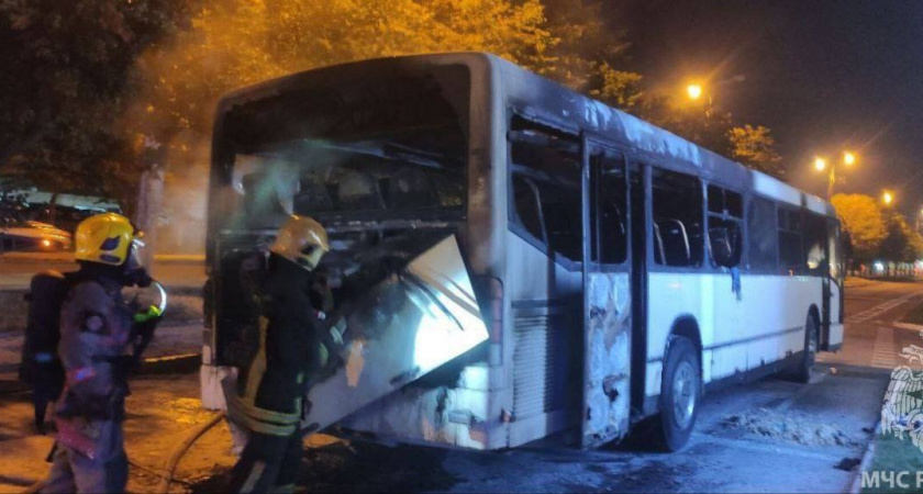 В ночи вспыхнул яркой вспышкой: в Калининграде автобус неожиданно загорелся — видео и реакция спасателей
