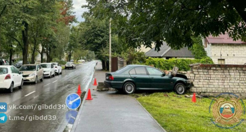 В Калининграде BMW на большой скорости влетела в стену: пострадала женщина