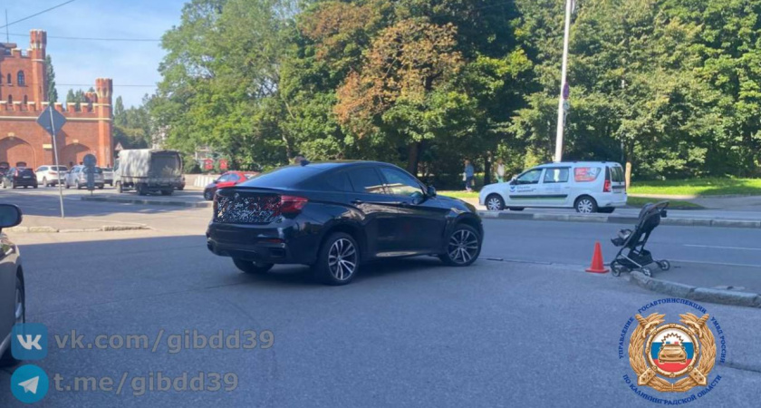Это могло закончиться трагедией: водитель BMW сбил пешехода с коляской, пострадал трехлетний малыш