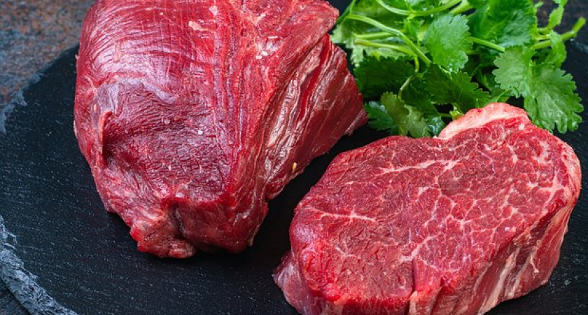 Биотехнолог предупреждает об опасности мытья сырого мяса