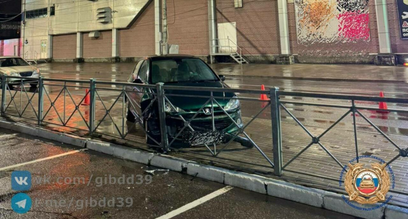 Спаслась в последний момент: неуправляемая машина на площади Калинина в Калининграде попала на видео