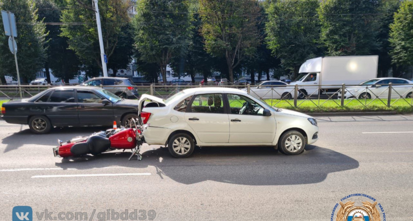 В Калининграде байкер резко перестроился и попал под машину — ДТП попало на видео