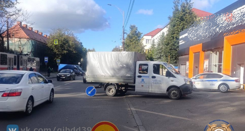 В Калининграде на Аллее Смелых грузовой автомобиль на тротуаре сбил детей на электробайке