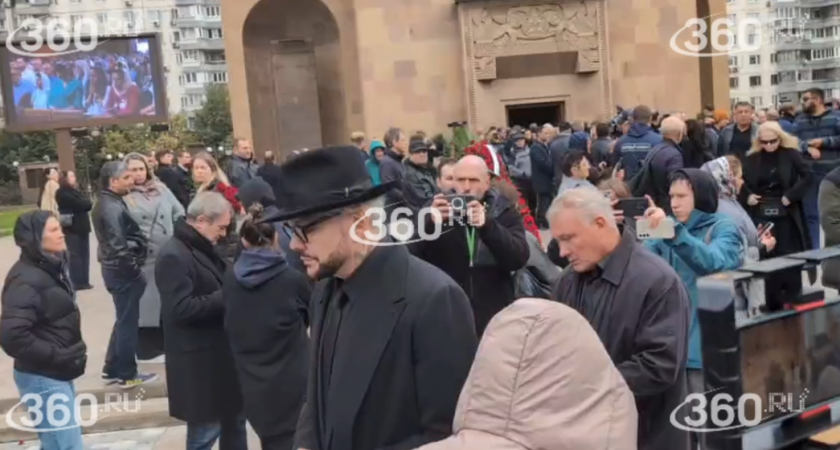 Москва прощается с Тиграном Кеосаяном: журналисты у храма встретили Стивена Сигала и Киркорова 