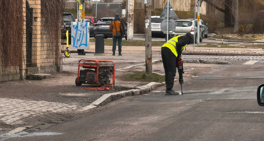 В Калининграде водитель облил перцовкой строителя и уехал — конфликт вышел из‑под контроля