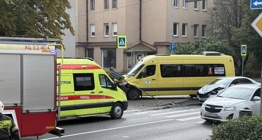 Скорая и пожарные прибыли на место: в Калининграде произошла авария с маршруткой