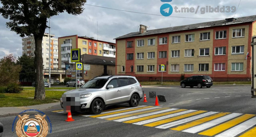 На пешеходном переходе в Гурьевске сбили ребёнка — рядом был его самокат