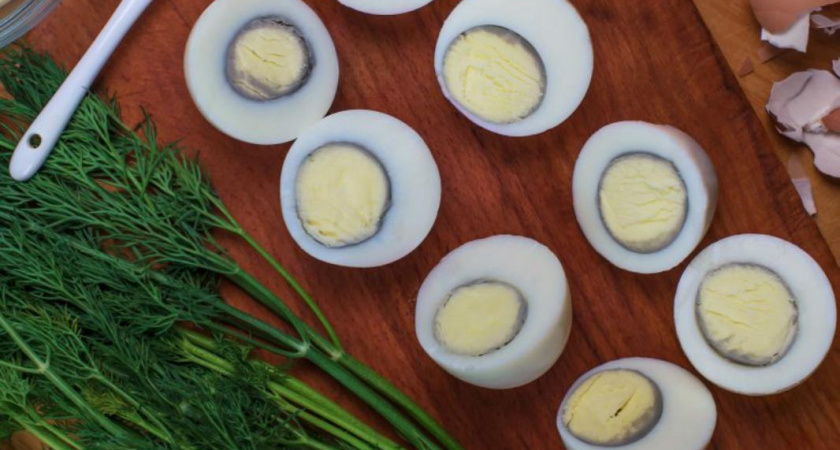 Серая каёмка на желтке это не норма: главная ошибка при варке яиц и как ее избежать