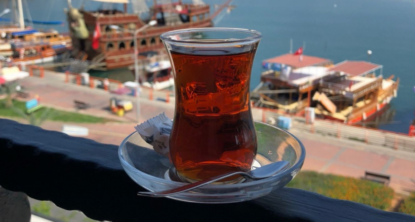 Не БАДы и не чудо-кремы: 2 чашки этого доступного напитка улучшают тонус, продлевают жизнь и возвращают сияние коже