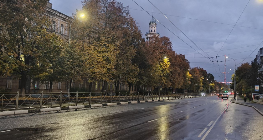 В Калининграде возле гимназии, где сбили ребенка на грузовике, установили ограждение