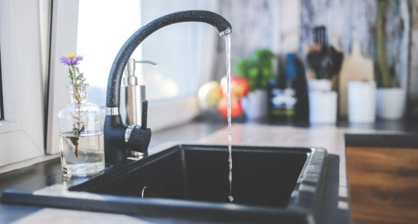 За полчаса избавиться от запаха из раковины: теплая вода и привычные средства с кухни