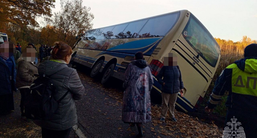 В Калининградской области под Полесском автобус с туристами слетел в кювет: в салоне было  40 человек