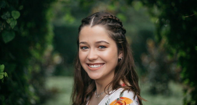 Делаю это каждое утро у зеркала — и лицо подтянулось без уколов: 2 минуты вместо дорогого крема