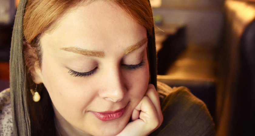 Проснулась с опухшим лицом — сделала пару движений, и кожа как после салона: секрет утреннего лифтинга без косметики