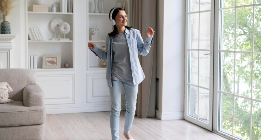 Я делаю это каждое утро у плиты — а тело будто после массажа: лайфхак, о котором не расскажут тренеры