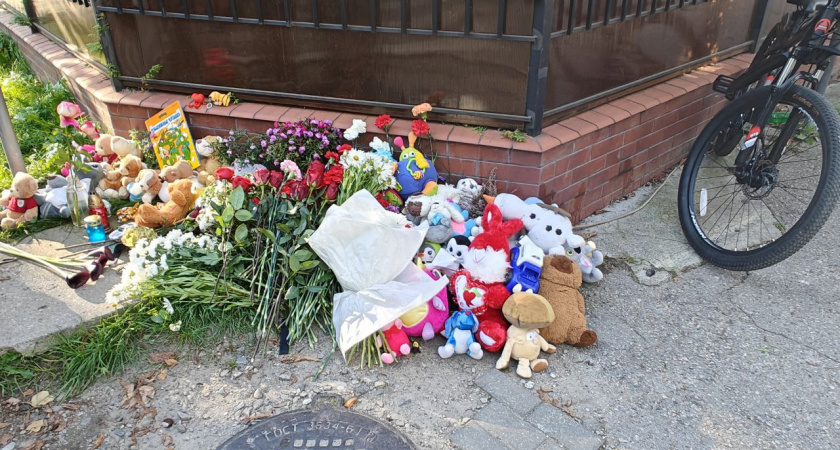 Мемориал на улице Банковской в Калининграде пополнился десятками трогательных писем в память погибшего мальчика