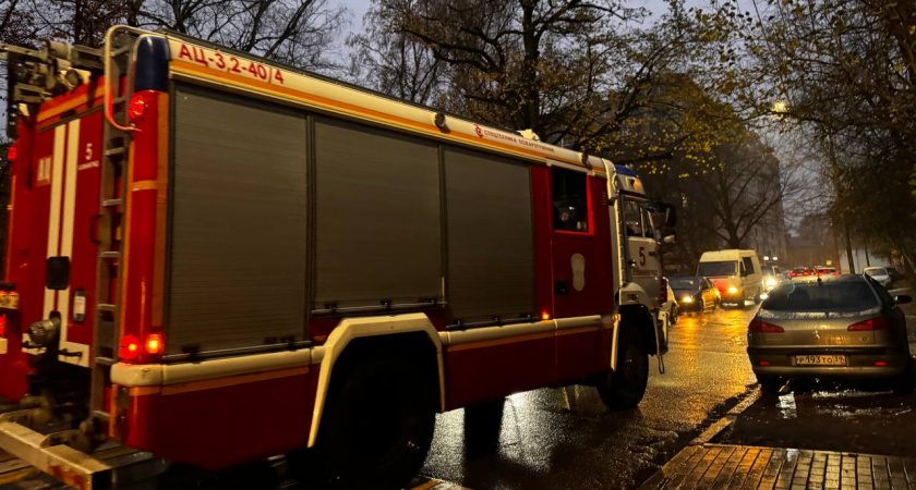 Сотрудники МЧС потушили масштабный пожар, охвативший калининградский склад