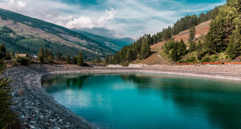 "Еле убежали от этого гостеприимства": честный отзыв туриста о самом знаменитом озере Абхазии (и не только)