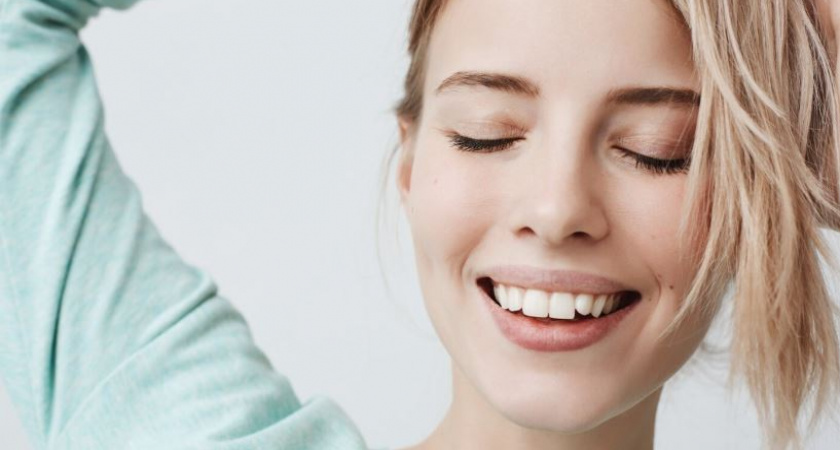 Прощай, желтизна: стоматолог поделился секретами сохранения белоснежной улыбки для любителей кофе и чая