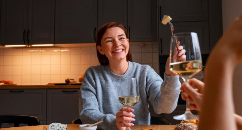 Никогда так не делайте: одна дурная привычка за ужином, которая выдает низкий интеллект