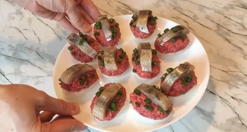 К «Сельди под шубой» и «Оливье» никто и не притронется, если на столе такая закуска — тарелка опустеет за 30 секунд