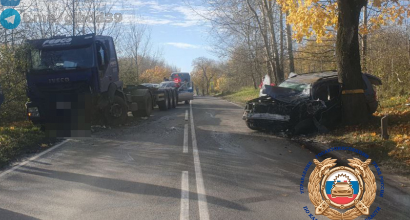 На трассе «Калининград-Балтийск» легковушка врезалась в грузовик — машины разрушены, есть пострадавшие