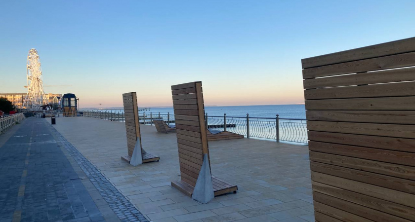 Скамейки-призраки Зеленоградска: скандальные "расстрельные стенки" исчезли — куда делись спорные объекты и вернутся ли они