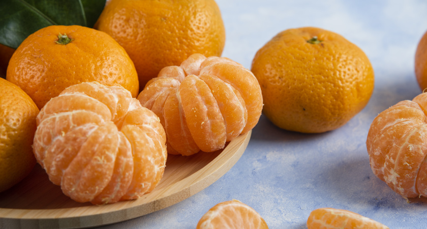 Мандариновые корки сначала выбрасывала, а сейчас заливаю уксусом — и всю зиму радуюсь своей хитрости: чудный лайфхак для хозяек