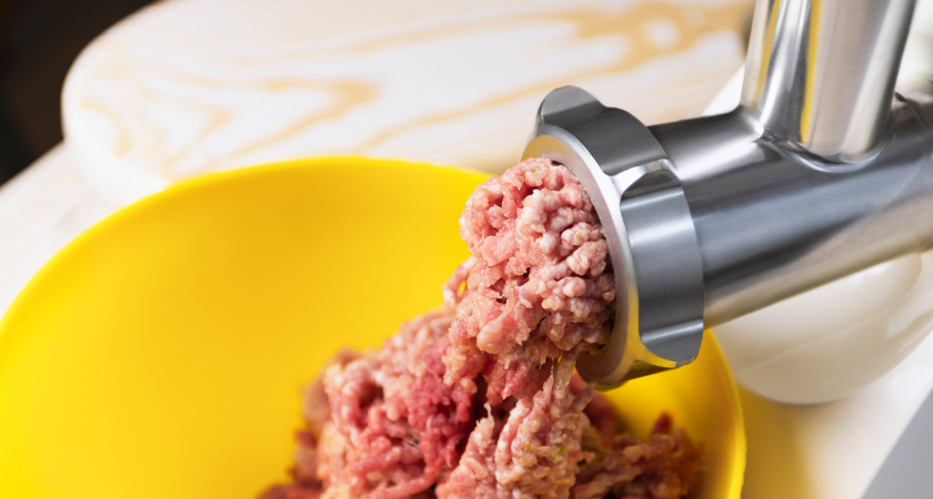 Потеть часами у раковины не придется: в СССР мясорубки чистили с помощью этого простого трюка