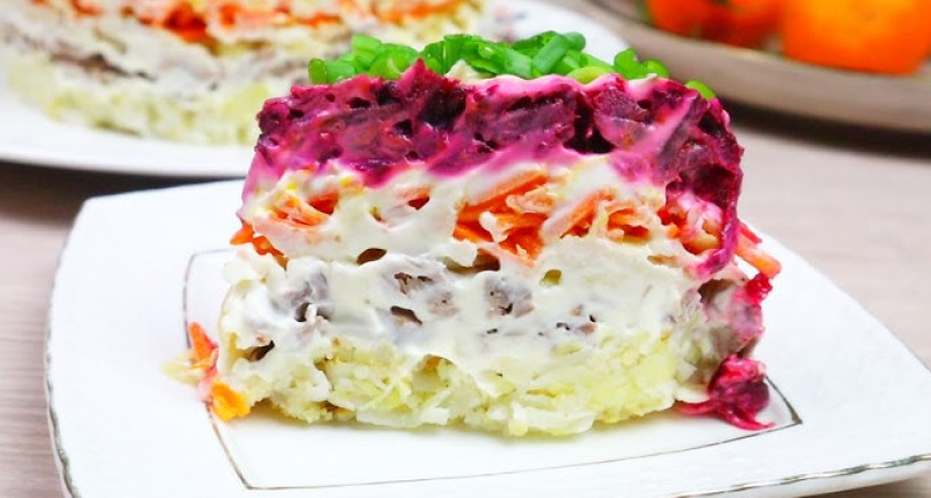 Вместо "Сельди под шубой" и "Оливье": на Новый год-2025 приготовьте салат "Зимний король" — станет любимчиком Огненной Лошади