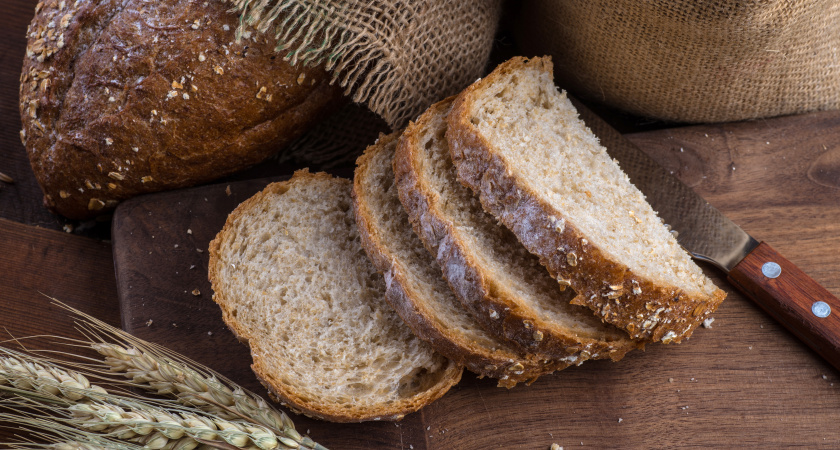 Как советские хозяйки «оживляли» черствый хлеб: способ с батареей и пакетом, который работает и сегодня