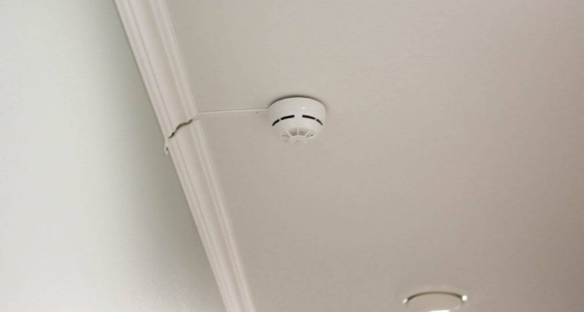 В Калининграде тысячи квартир оснастят пожарными датчиками — кто получит их бесплатно